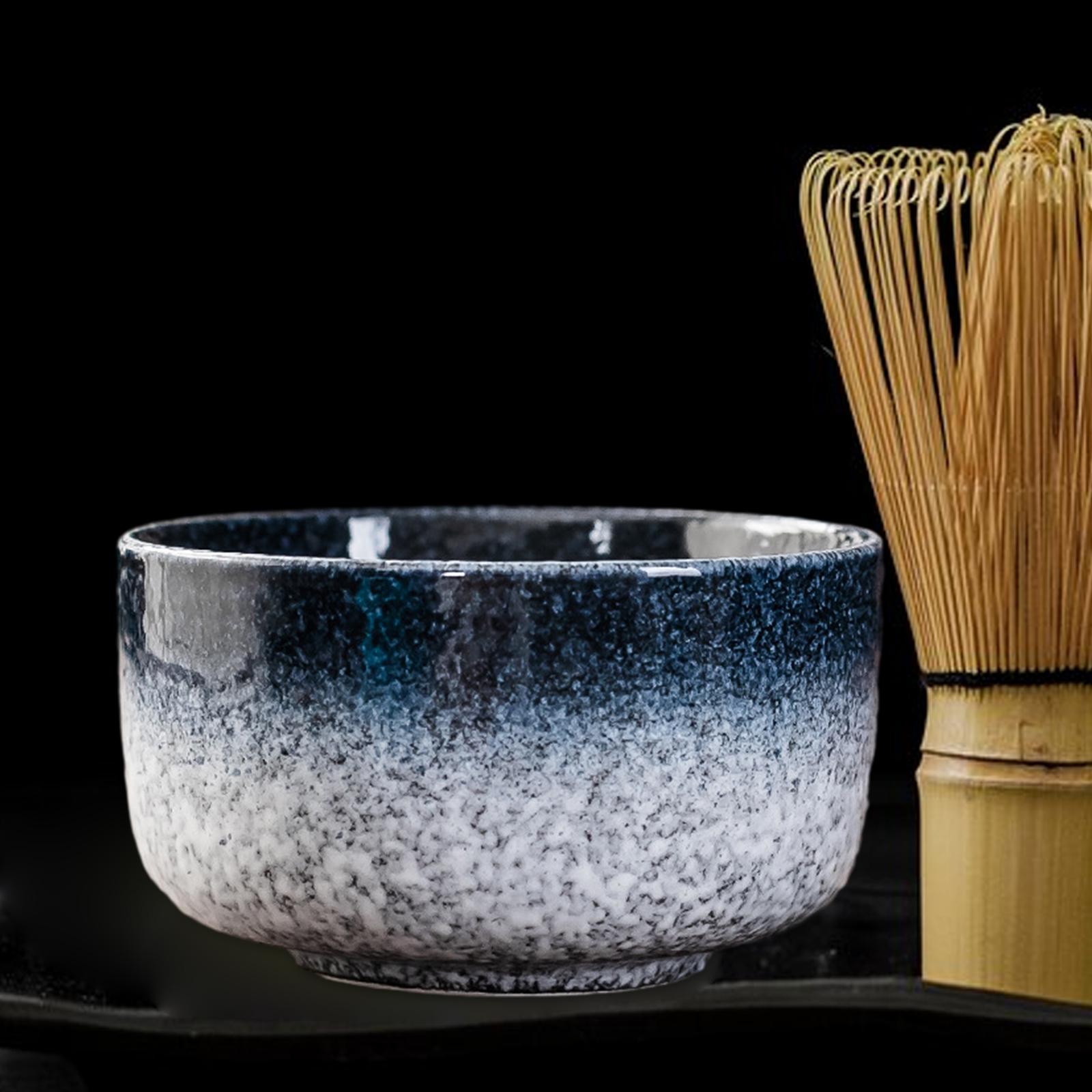 陶器製の抹茶碗。伝統的な日本の茶道具。抹茶を打つための茶筅、 - Japanese Pottery のレビューと価格