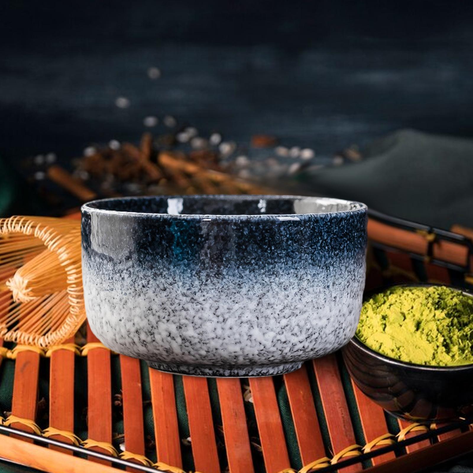 陶器製の抹茶碗。伝統的な日本の茶道具。抹茶を打つための茶筅、 - Japanese Pottery のレビューと価格