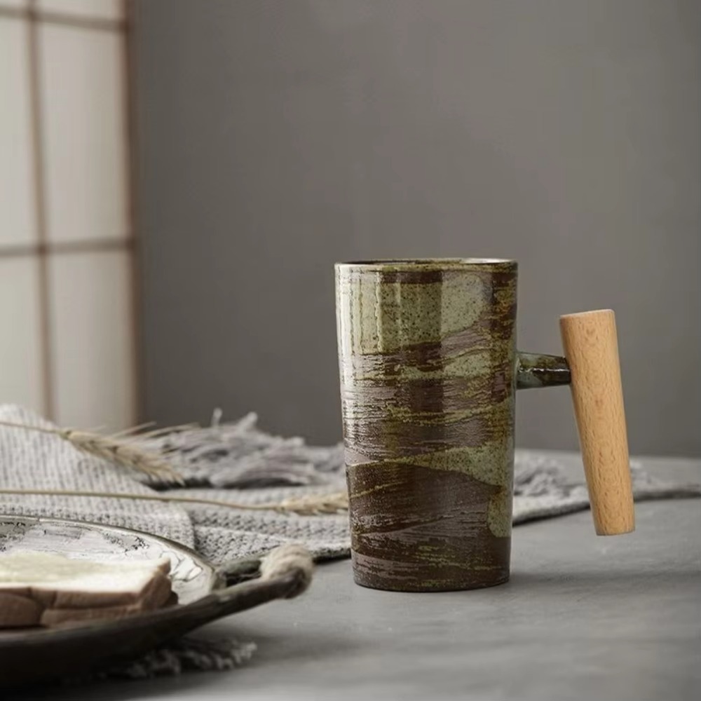 日本のデザインにインスパイアされた陶器製のコーヒーマグ。木製 - Japanese Pottery のレビューと価格